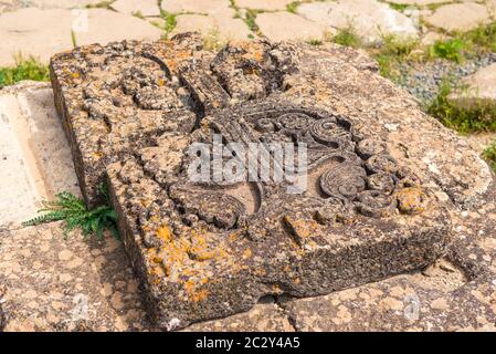 Ancienne pierre de croix, khachkar sculpté au monastère de Tatev en Arménie Banque D'Images