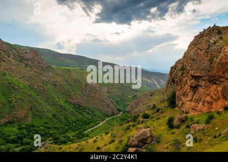 Vue panoramique sur la vallée au pied du monastère de Noravank en Arménie Banque D'Images