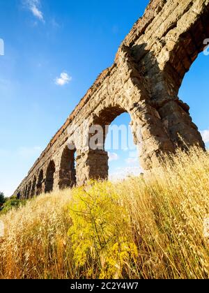 Acquedotto Claudio (aqueduc de Claudio) ruines romaines anciennes de l'aqueduc situé entre la via Tuscolana et la via Appia nuova - Rome, Italie Banque D'Images