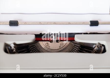Machine à écrire mécanique, modèle Olivetti 'Lettera35', vue rapprochée centrale sur le tambour où inséré une feuille blanche. Banque D'Images