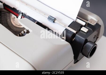 Machine à écrire classique, modèle Olivetti 'Lettera35' conçu en 1972, vue rapprochée du détail du rouleau de tambour sur lequel repose la feuille blanche. Banque D'Images