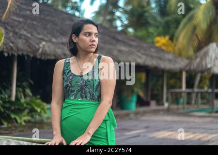 La femme pose devant un camp de touristes, tout en regardant à l'horizon Banque D'Images