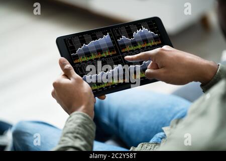 Portrait d'un homme de l'analyse graphique sur tablette numérique Banque D'Images