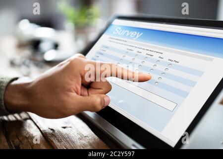 Close-up of a woman on Laptop At Sondage Remplissage Travail Banque D'Images