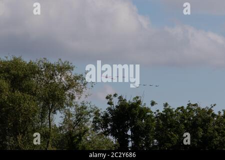 Londres, Royaume-Uni. 18 juin 2020. Les flèches rouges de la RAF survolent Londres avec leurs homologues français la Patrouille de France. Le président français Emmanuel Macron se rend à Londres pour souligner 80 ans depuis le discours historique de Charles de Gaulle en France occupée et donnera la Légion d’investiture à Londres pour avoir contribué à libérer la France. Crédit : Liam Asman/Alay Live News Banque D'Images