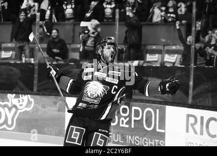 Linkoping, Suède 20150929 SHL match dans l'arène Saab entre Linköping HC (LHC) -Modo. Photo : Niklas Persson, numéro 23 du LHC, a applaudi à son but. Photo Jeppe Gustafsson Banque D'Images