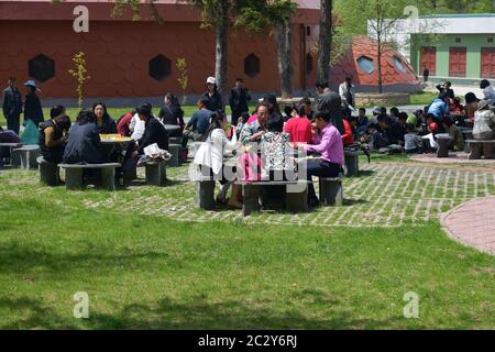 Pyongyang, Corée du Nord - 1 mai 2019 : familles heureuses ayant l'amusement en plein air au pique-nique barbecue avec des collations, de la nourriture et des boissons. Les habitants de la région apprécient l'heure du printemps Banque D'Images