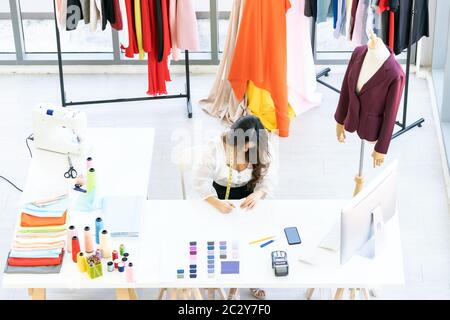 Création d'esquisses par le propriétaire d'un concepteur de mode Banque D'Images