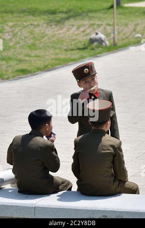 Pyongyang, Corée du Nord - 1er mai 2019 : groupe de jeunes garçons vêtus en uniforme de l'armée populaire coréenne dans la rue Pyongyang Banque D'Images