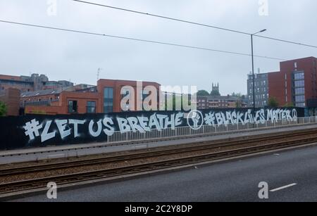 A Laissez-nous respirer et Black Lives Matter fresque sur Penistone Road, dans le centre-ville de Sheffield, dans le Yorkshire du Sud, au Royaume-Uni Banque D'Images