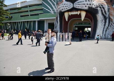 Pyongyang, Corée du Nord - 1er mai 2019 : père et son fils devant l'entrée du zoo central de Pyongyang. Garder plus de 650 espèces d'animaux et Banque D'Images