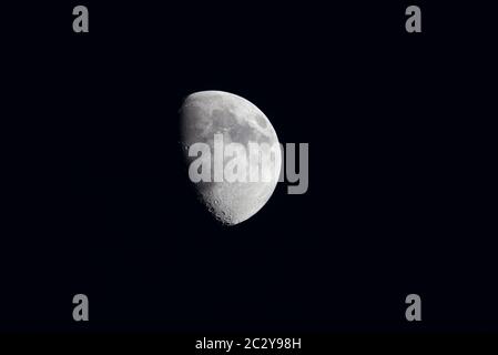 Lune prise dans le ciel nocturne au-dessus de Cornwall Banque D'Images