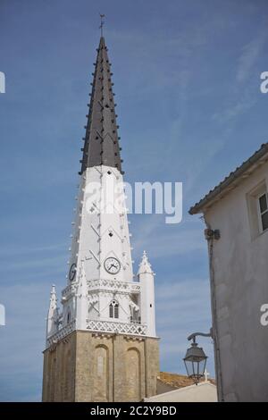 Église d'Ars avec clocher noir et blanc en Ile de Ré en Charente France Banque D'Images