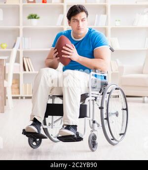 Jeune homme american football player récupérant sur fauteuil roulant Banque D'Images