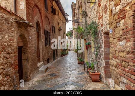 Ville médiévale de Volterra en Toscane pittoresque ruelle Italie maisons traditionnelles Banque D'Images