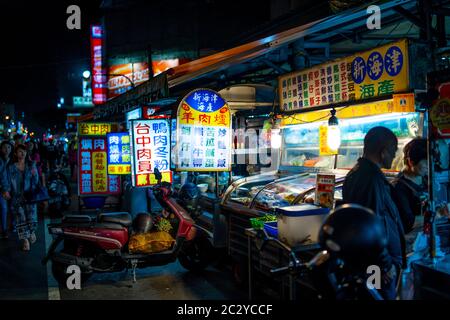 Vendeurs de nourriture de rue sur un marché nocturne taïwanais à Taichung. Banque D'Images
