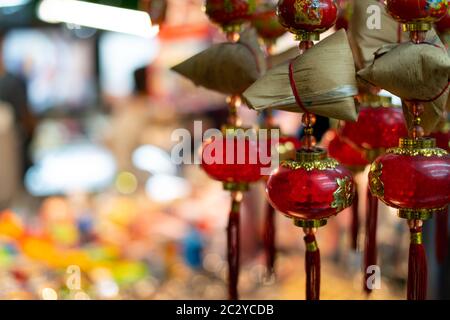 La cuisine chinoise traditionnelle appelée Zongzi (Zong zi) est décorée de petites lanternes rouges accrochées à un marché de nuit de la cuisine locale. Banque D'Images