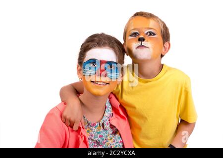 Couple avec enfants visage animal-paint en blanc isolé Banque D'Images