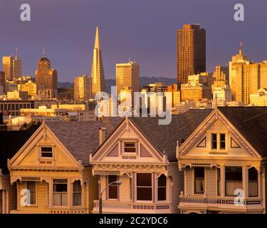 Maisons victoriennes peintes pour dames à Alamo Square, San Francisco, Californie, États-Unis Banque D'Images