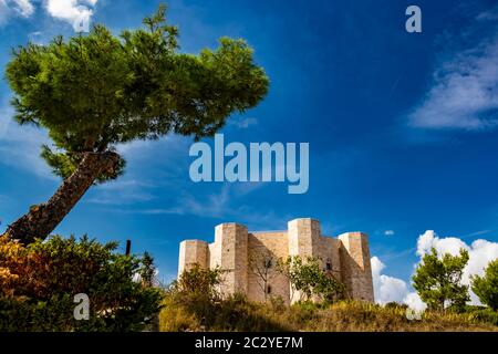 Castel del Monte, le célèbre et mystérieux château octogonal construit au XIIIe siècle par l'empereur Frédéric II Banque D'Images