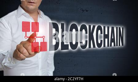 Concept Blockchain l'écran tactile est illustré par l'homme. Banque D'Images