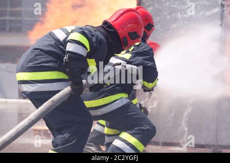 Pompier en action. La formation du service des incendies. Banque D'Images