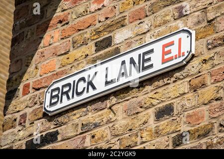 LONDRES- JUIN 2020 : Brick Lane, une rue historique dans l'est de Londres, remarquable pour ses hippopotames et ses communautés bengali Banque D'Images
