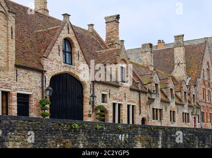 Bâtiments le long du canal, architecture flamande, brique, toits de tuiles abruptes, attrayant, médiéval, vieux, digue, dormeurs, scène de la ville, Europe, Bruges; Brug Banque D'Images