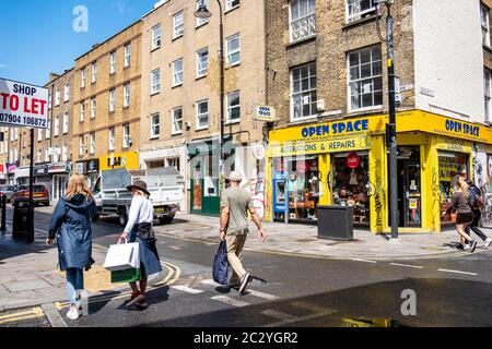 LONDRES- JUIN 2020 : Brick Lane, une rue historique dans l'est de Londres, remarquable pour ses hippopotames et ses communautés bengali Banque D'Images