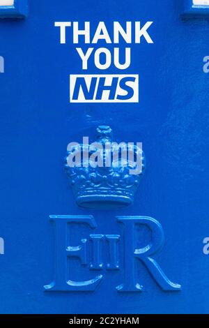 Londres, Royaume-Uni - 17 juin 2020 : message de remerciement NHS peint sur une boîte postale bleue pour soutenir leur travail pendant la pandémie du coronavirus - à l'extérieur de St. Banque D'Images