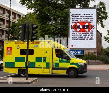 Londres, Royaume-Uni - 17 juin 2020 : une ambulance passe par un message de HSBC, remerciant et faisant l'éloge des principaux travailleurs et des héros locaux pendant le cycle de détection du coronavirus Banque D'Images