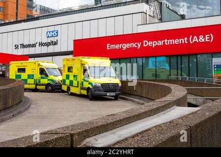 Londres, Royaume-Uni - 17 juin 2020 : ambulances garées devant le service des accidents et des urgences de l'hôpital St. Thomas de Londres, Royaume-Uni. Banque D'Images