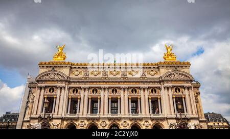 Façade extérieure ornée de l'Opéra Garnier de Paris, France Banque D'Images