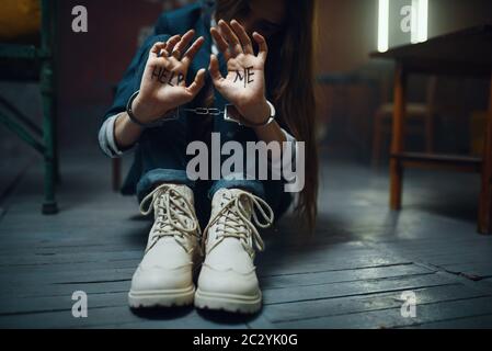 Femme menottée victime d'un kidnappeur de maniaque. L'enlèvement est un crime grave, l'horreur d'enlèvement, la violence Banque D'Images