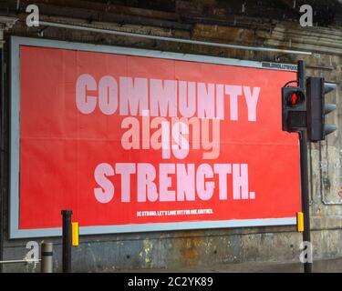 Londres, Royaume-Uni - 17 juin 2020 : une affiche avec le message Communauté est fort exposée près de la gare de London Bridge à Londres, Royaume-Uni. Banque D'Images