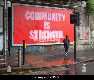 Londres, Royaume-Uni - 17 juin 2020 : une affiche avec le message Communauté est fort exposée près de la gare de London Bridge à Londres, Royaume-Uni. Banque D'Images