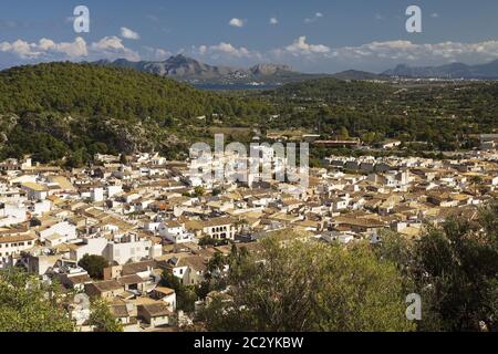 Vue sur le village avec les environs du Calvaire, Pollenca, Majorque, Iles Baléares, Espagne Banque D'Images