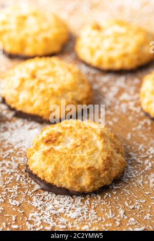 Cookies au chocolat et noix de coco avec de la noix de coco râpée sur table en bois. Banque D'Images