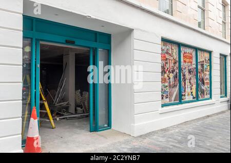 Clonakilty, West Cork, Irlande. 18 juin 2020. La boutique à prix réduit Dealz arrive à Clonakilty. Le bâtiment, qui abritait le supermarché Lehanes, est en préparation pour ses nouveaux locataires, Dealz, qui ouvrira ses portes en juillet 2020. Crédit : AG News/Alay Live News Banque D'Images