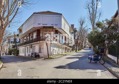 Istanbul, Turquie - 13 février 2020 : l'une des îles Princes du quartier d'Adalar d'Istanbul s'appelle Buyukada. En attendant le temps des vacances et le Banque D'Images