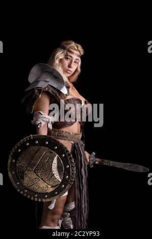 L'ancienne guerrière ou Gladiator posing outdoors with Sword and shield Banque D'Images