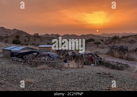 Le lever du soleil orange paysage près de la dépression de danakil dans la région d'Afar. Dans le village de Fran dormant afar. Banque D'Images