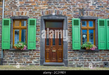 Belle maison ancienne vue à Klotten, Moselle Valey, Rhénanie-Palatinat, Allemagne. Le village est situé sur la Moselle. Banque D'Images