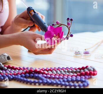 Femme porte bijoux à la maison Banque D'Images