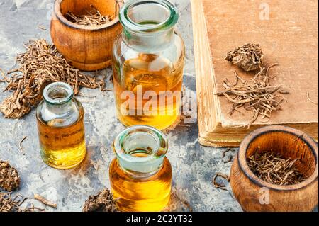 À partir de la teinture médicinale les racines et rhizomes de la valériane.la médecine alternative Banque D'Images