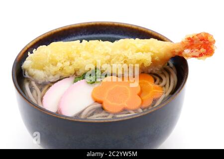 Nouilles soba japonais Tenpura dans un bol sur fond blanc Banque D'Images