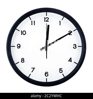 Horloge analogique classique pointant sur douze dix, isolé sur fond blanc. Banque D'Images
