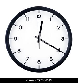 Horloge analogique classique pointant sur douze vingt, isolé sur fond blanc. Banque D'Images