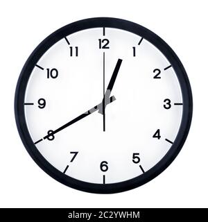 Horloge analogique classique pointant sur douze quarante, isolé sur fond blanc. Banque D'Images