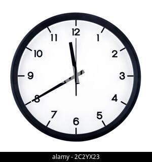 Horloge analogique classique pointant sur onze quarante, isolé sur fond blanc. Banque D'Images